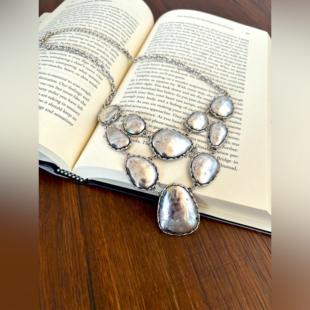 Silver tone fashion necklace - Picture 2 of 4